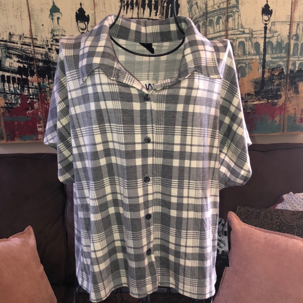 This&More Young Contemporary Plaid Button-up Top